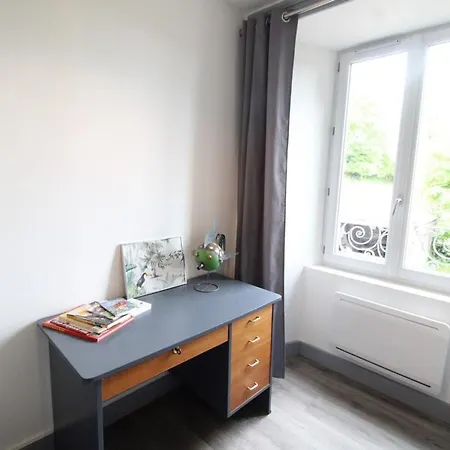 Maison De Charme Pres Des Volcans D'auvergne Avec Jardin, Terrasse, Cheminee, Ping-pong, Et Equipe. - Fr-1-742-557 度假居