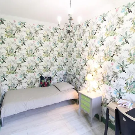 Maison De Charme Pres Des Volcans D'auvergne Avec Jardin, Terrasse, Cheminee, Ping-pong, Et Equipe. - Fr-1-742-557