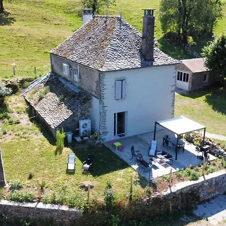 Maison De Charme Pres Des Volcans D'auvergne Avec Jardin, Terrasse, Cheminee, Ping-pong, Et Equipe. - Fr-1-742-557 度假居